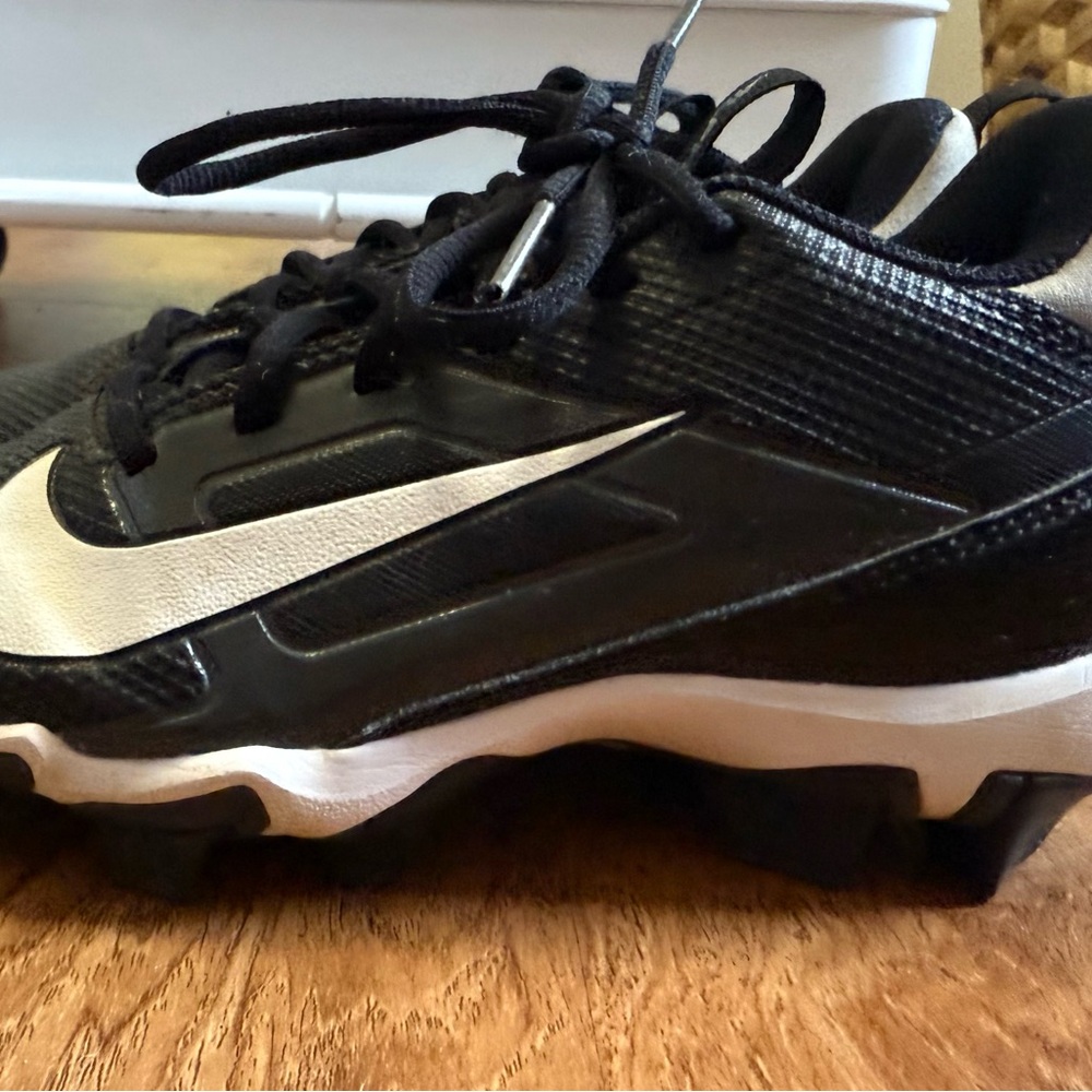 Nike Black and White Baseball Cleats with Swoosh